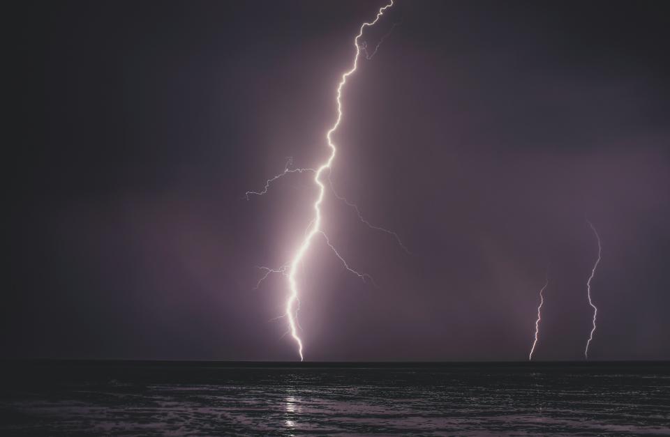 近日，一名13歲少女在希臘海灘上被閃電擊中後當場身亡。（示意圖／unsplash）