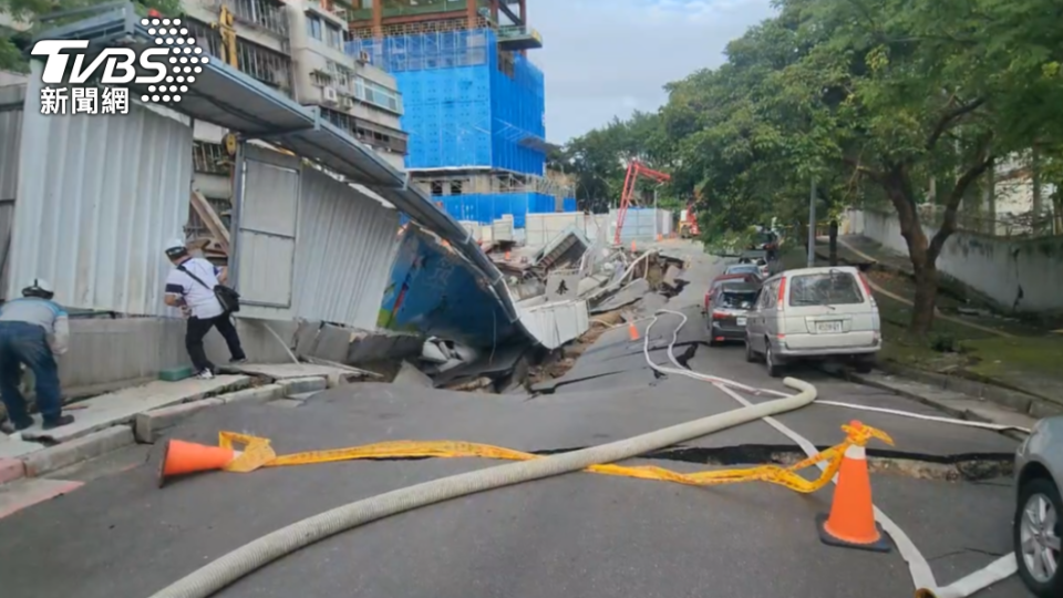 基泰建設工地疑似因施工造成連續壁破裂，地基下陷。（圖／TVBS）