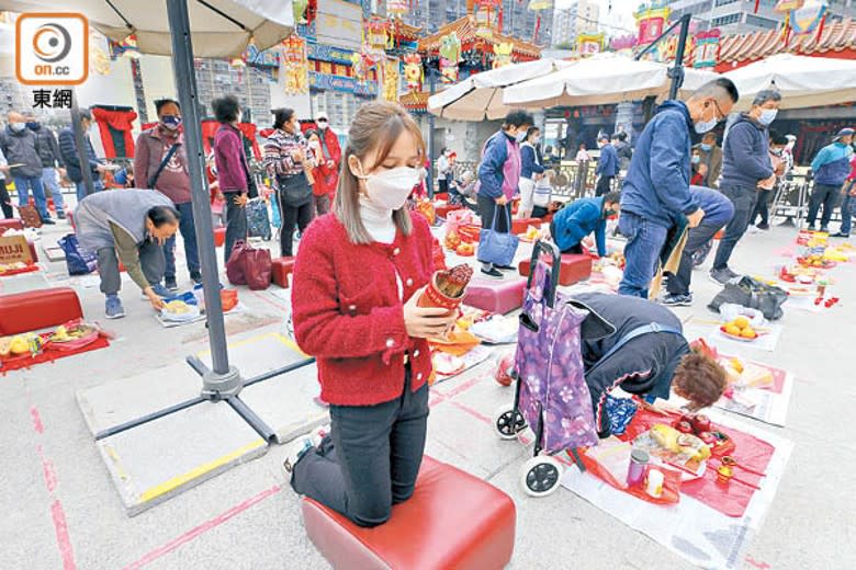 東方傳媒機構赴黃大仙祠求籤問卜，仙師就香港兔年運程賜予中平籤。（李志湧攝）