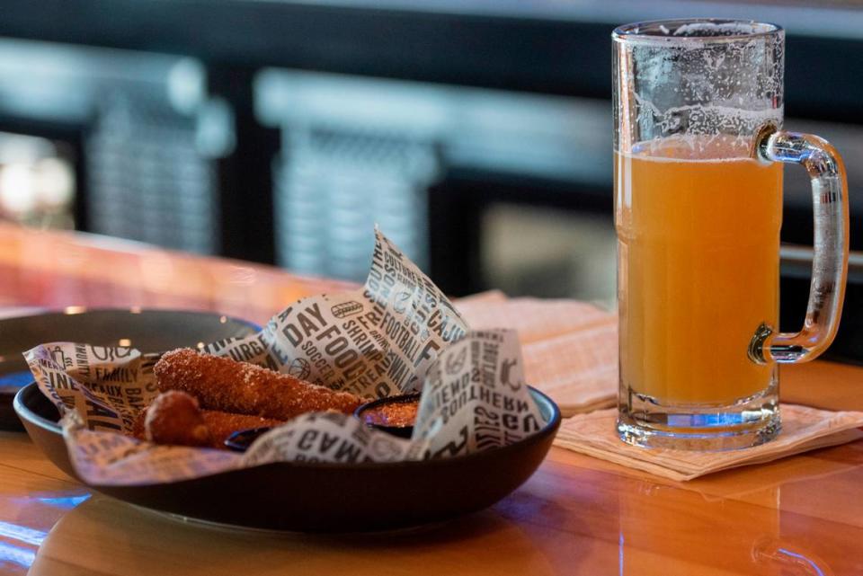 Mozzarella logs and beer are favorites on the menu at Walk-On’s Sports Bistreaux in D’Iberville, which opens Sept. 26. Hannah Ruhoff/hruhoff@sunherald.com