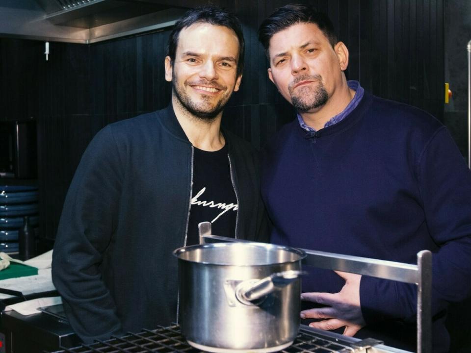Steffen Henssler (l.) und Tim Mälzer stellen sich dem Küchen-Duell (Bild: TVNOW / Marc Schulz für Morris MacMatzen)