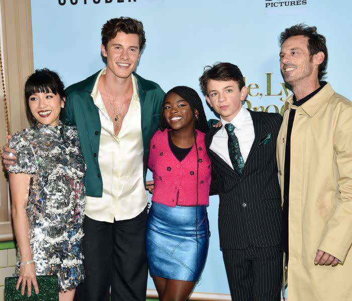 Shawn Mendes con el resto del elenco de Lilo, mi amigo el cocodrilo