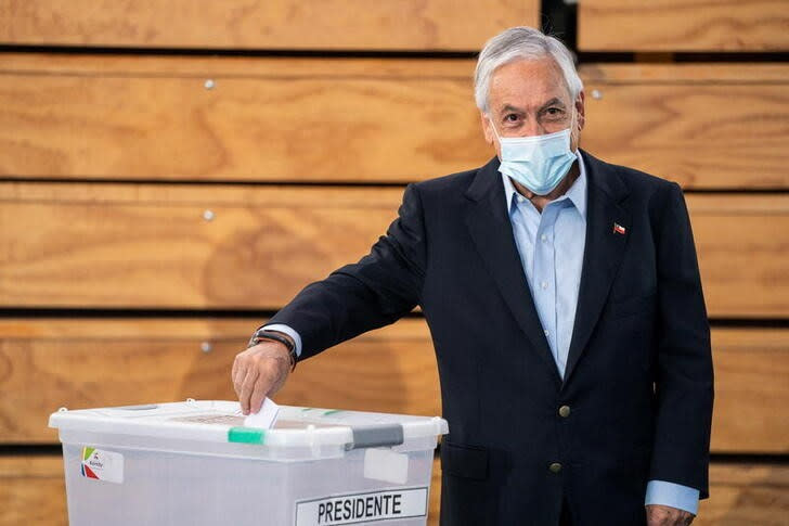 Foto de archivo del expresidente de Chile Sebastian Piñera votando en Santiago