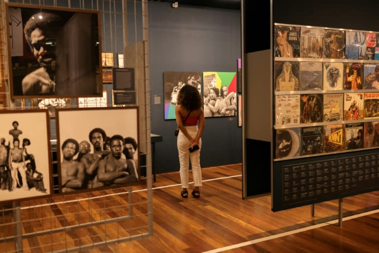 Une visiteuse de l'exposition "Funk, un cri d'audace et de liberté" au Musée d'art de Rio de Janeiro, le 24 avril 2024 au Brésil (Pablo PORCIUNCULA)