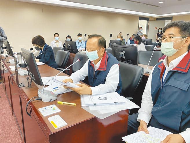 台北市警察局長陳嘉昌28日赴北市議會表示，已向市府和警政署自請處分，「任何處分都可以接受」。（游念育攝）