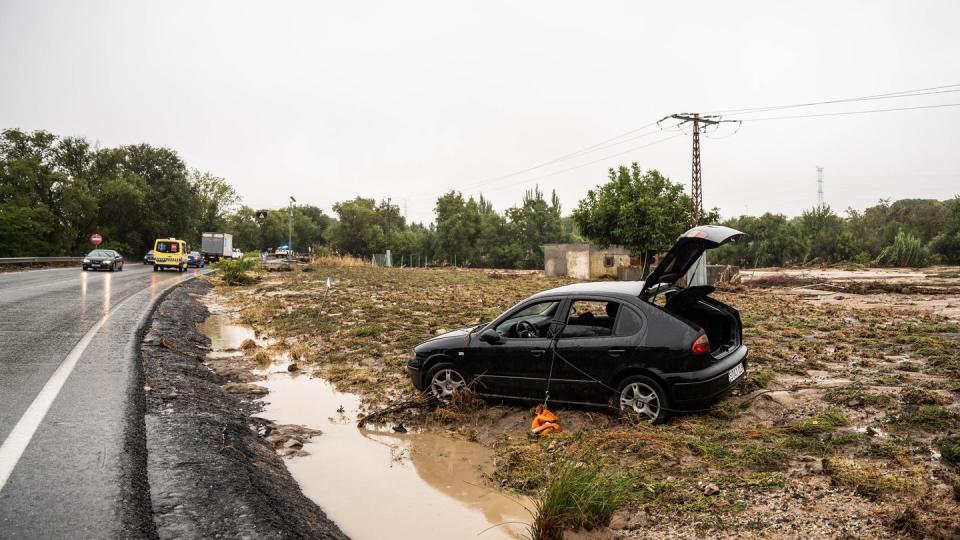 Die heftigen Regenfälle sorgten für zahlreiche Verkehrsunfälle in Spanien. (Bild: Matias Chiofalo / Europa Press / dpa)