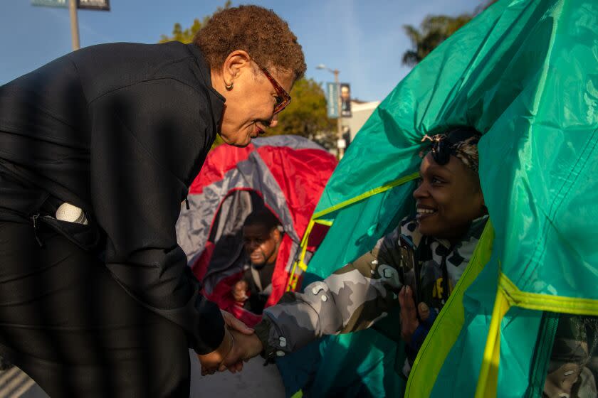 Mayor Karen Bass with Jawonna Smith, 33, who lived in a tent on sidewalk before she was moved to a motel.