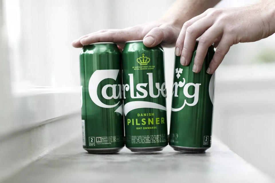 Die neue Sechserpackung verwendet Klebstoff anstelle von herkömmlichem Kunststoff. Foto: Carlsberg