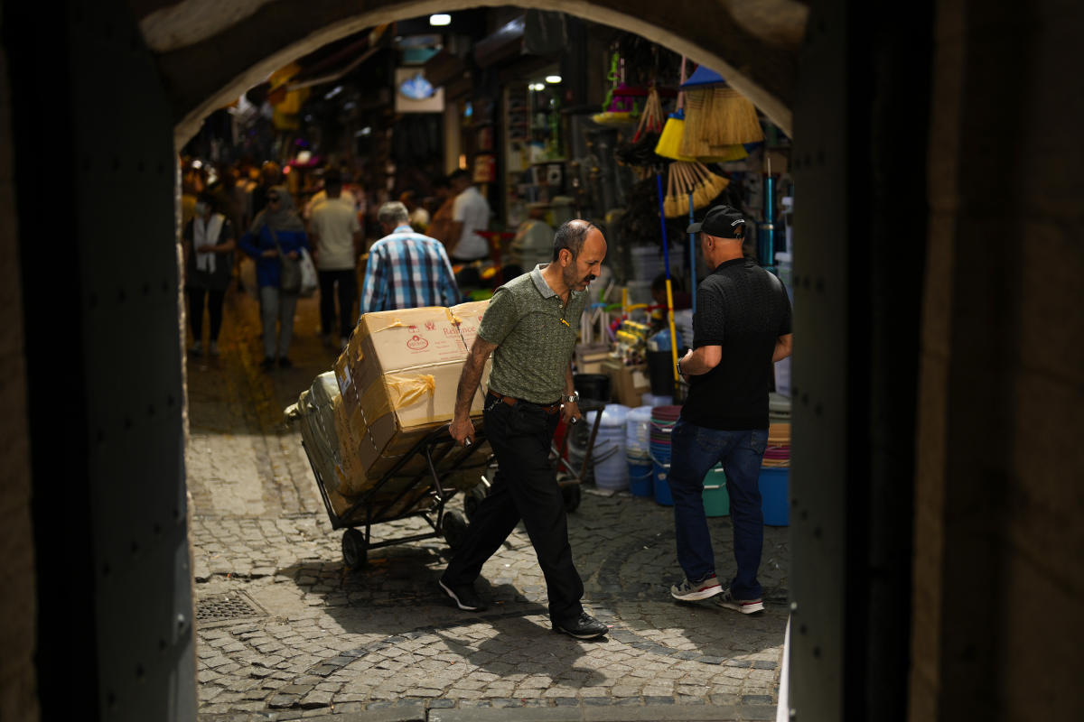 Türkiye Merkez Bankası faiz oranlarını sert bir şekilde yükseltiyor.  Bu ekonomik bir kaymaya işaret edebilir