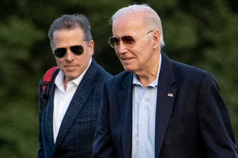 El presidente Joe Biden y su hijo Hunter Biden llegan a Fort McNair, el 25 de junio de 2023, en Washington. (Foto AP/Andrew Harnik, Archivo)