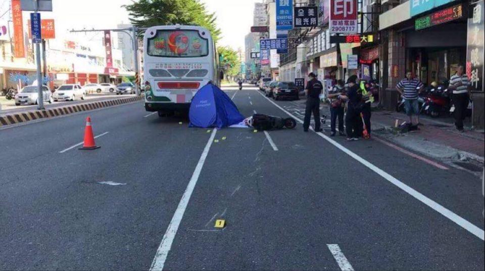 一名老翁騎機車突摔倒在地，滑行10多公尺。（圖／民視新聞翻攝）