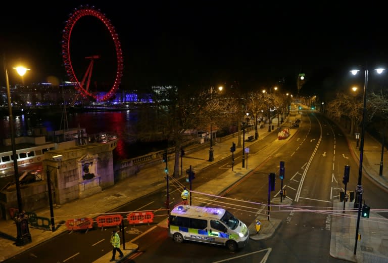 A police guards the cordoned-off Victoria Embankment in London on January 19, 2017, following the discovery of a suspected World War II bomb in the River Thames between Westminster Bridge and Waterloo Bridge