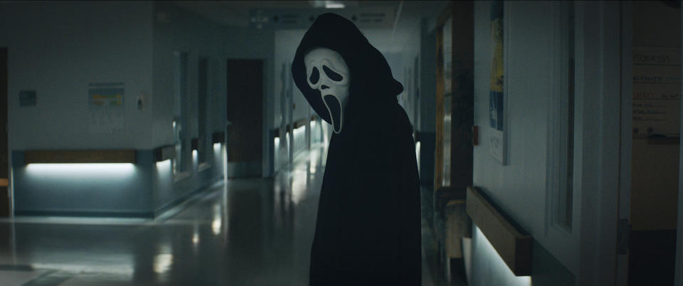 En esta imagen proporcionada por Paramount Ghostface en una escena de "Scream". (Brownie Harris/Paramount Pictures via AP)