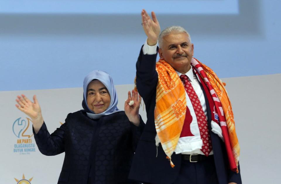 Binali Yildirim, der aktuelle türkische Transportminister und Gründungsmitglied der Regierungspartei AKP, und seine Frau Semiha Yildirim winken Anhängern bei einem Parteikongress in Ankara in der Türkei. Die Regierungspartei hat einen Sonderkongress abgehalten, um Binali Yildirim, einen langjährigen Wegbegleiter von Präsident Recep Erdogan, als ihren neuen Vorsitzenden und nächsten Premierminister zu bestätigen – ein Schachzug, der die Macht des türkischen Präsidenten stärken soll. (Bild: Riza Ozel/ AP)