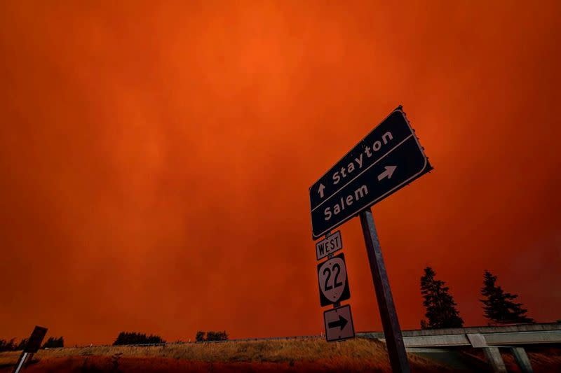 Un cielo enrojecido y un humo espeso en Salem City, Oregón, EEUU, el 8 de septiembre de 2020