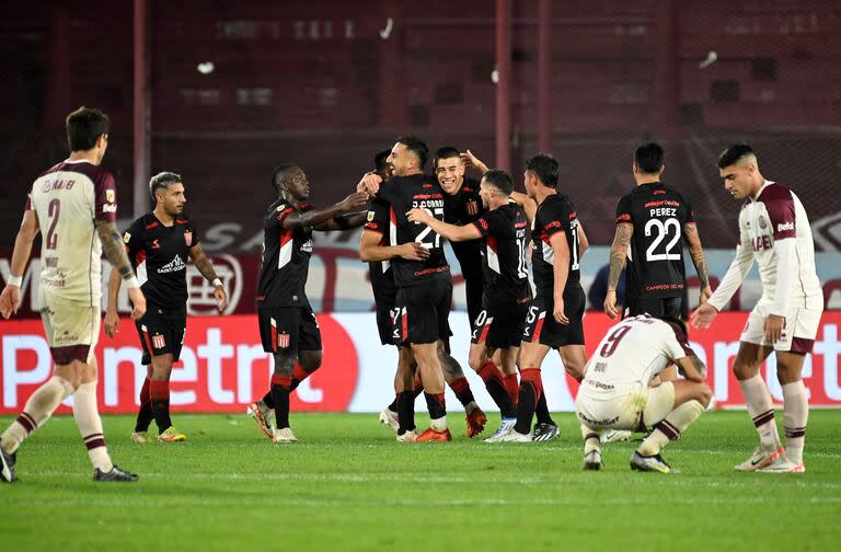 Las dos caras de la moneda: el festejo de Estudiantes, que pasó a los cuartos de final de la Copa de la Liga, y la desolación de los jugadores de Lanús, que ganaban en su estadio.