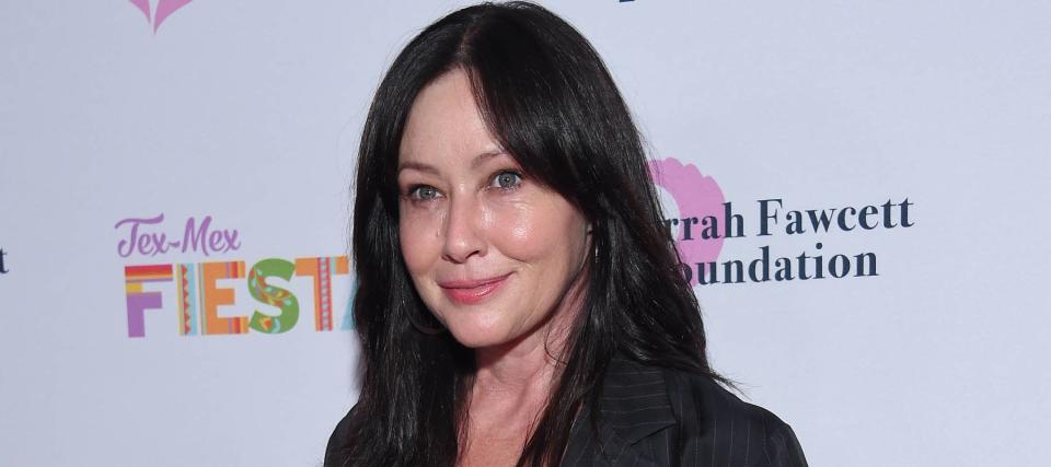 Nrog hluav taws kub hnyiab ib zaug ntxiv, ntawm no yog li cas 90210 lub hnub qub Shannen Doherty tuav nws tus neeg tuav pov hwm kho nws lub tsev hluav taws kub.