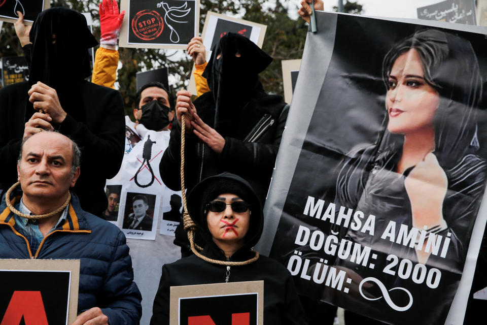 Aus Solidarität mit den Protesten im Iran gehen Kritiker auch in Istanbul auf die Straße. Das Plakat zeigt das Foto der ermordeten Mahsa Amini (Bild: REUTERS/Dilara Senkaya)