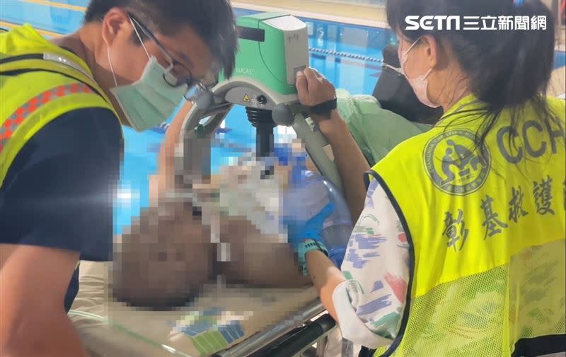 彰北國民運動中心發生溺水意外，84歲男子無生命跡象送醫搶救中。（圖／翻攝畫面）