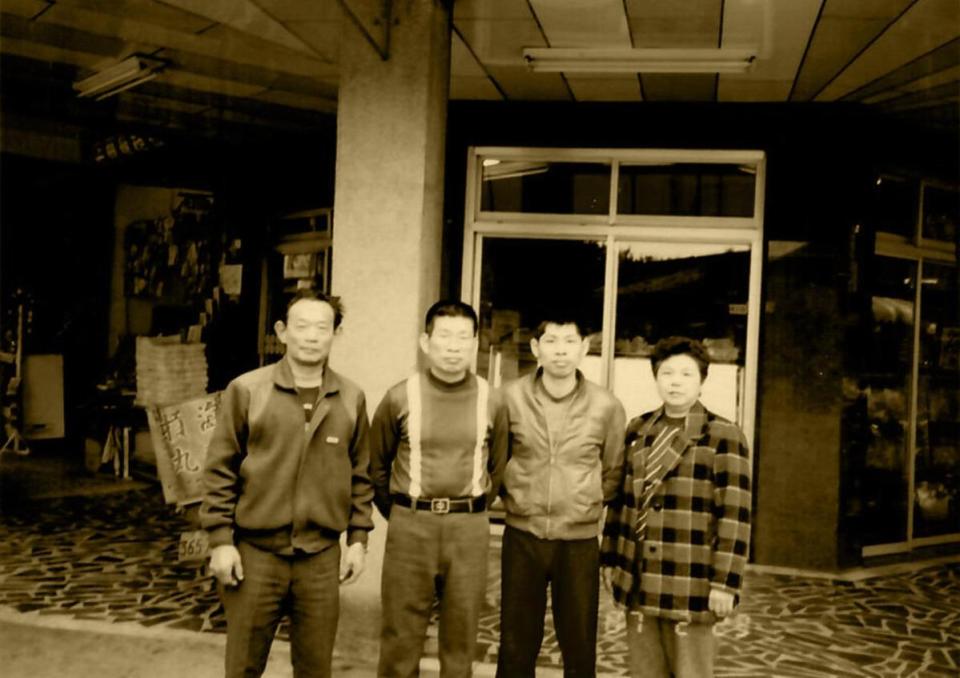 第一代黃海瑞（左2）創立海瑞摃丸店，第二代黃文彬（右2）則轉型為家庭小工廠，在新竹當地頗具知名度。（黃世凱提供）