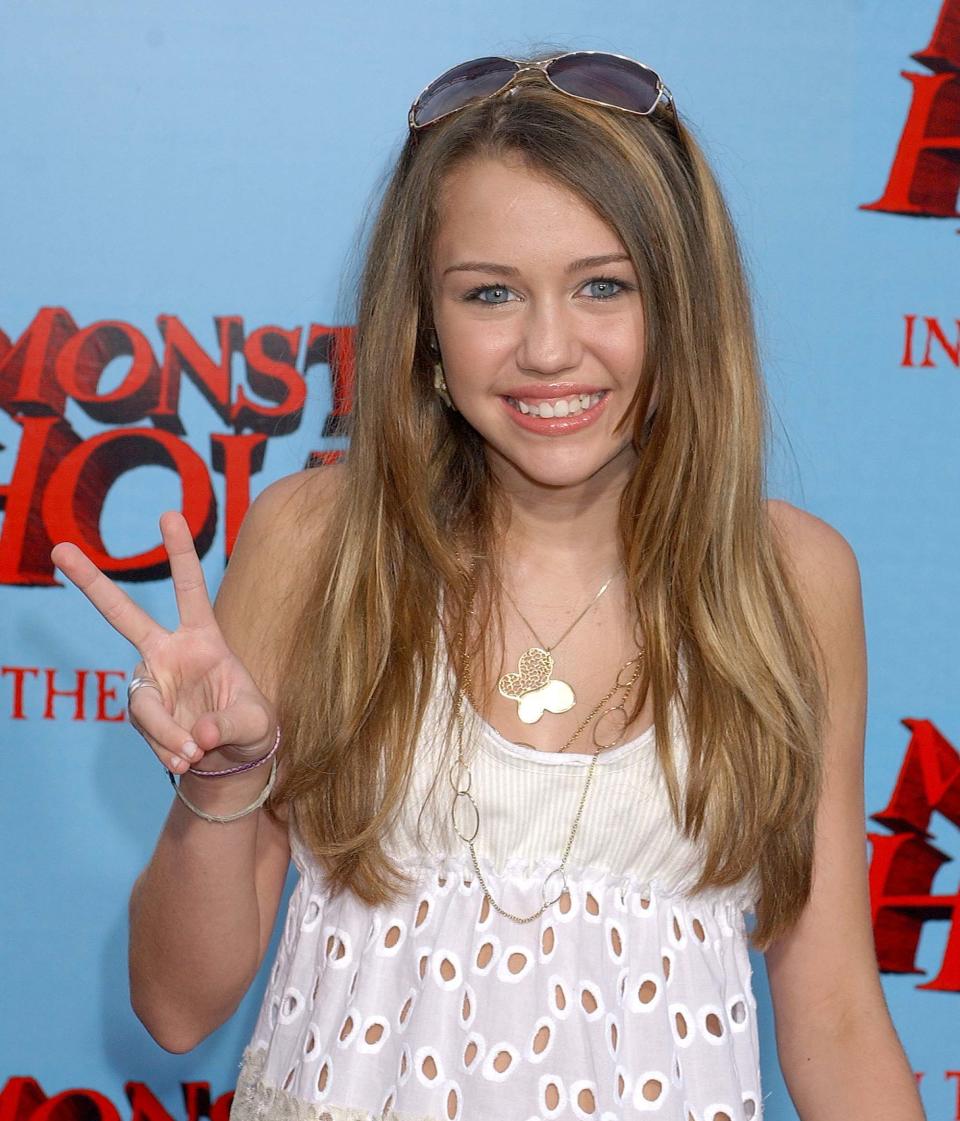 Les cheveux châtains et mèches blondes de Miley Cyrus en 2006