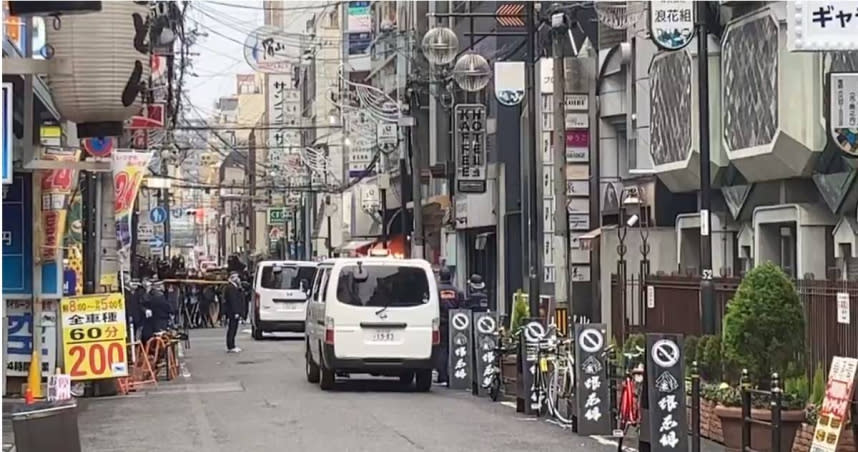 日本觀光勝地心齋橋驚傳持刀砍人事件，2名男性腿部遭刺傷急送醫。（圖／擷取自X）