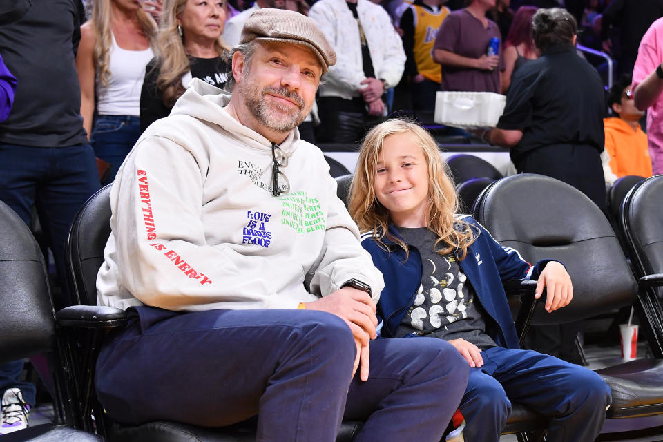 Jason Sudeikis and son at Denver Nuggets v Los Angeles Lakers. (Allen Berezovsky / Getty Images)