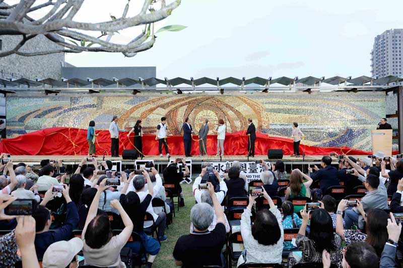 「日月頌—顏水龍與臺灣」展覽亮點作品為原設置於臺北日新戲院，長達18公尺的〈旭日東昇〉，現於國美館星光草坪重現。（文化部提供）