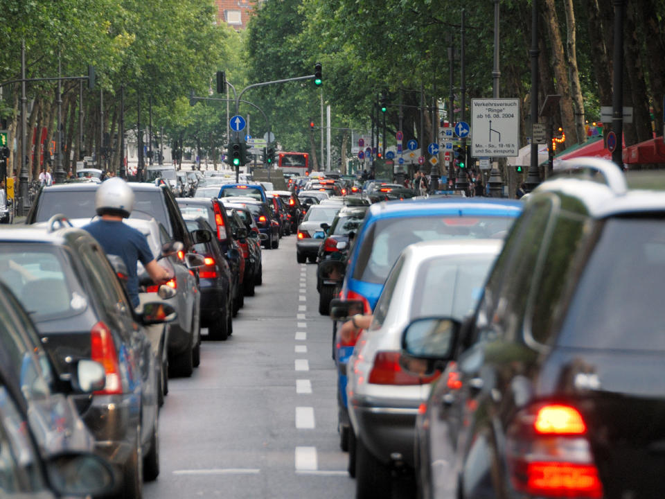 Und wie sieht die Verkehrslage in deutschen Städten aus? Mit 49 Stau-Stunden im Jahr landet München auf Platz 29. Köln und Stuttgart kommen beide auf 46 Stau-Stunden. Verkehrsreich sind aber auch die Straßen in Hamburg (42 Stunden) und Berlin (43 Stunden). Dafür gibt es die Plätze 41 und 42 laut "Global Traffic Scorecard 2016". (Bild-Copyright: Kai Krüger/ddp Images)