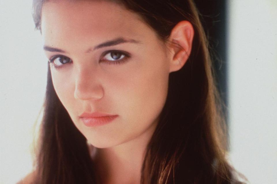 .. von Katie Holmes. Die begann schon während ihrer Zeit bei "Dawson's Creek", die Finger nach Kinohauptrollen auszustrecken. Mit Erfolg: Die Indie-Filme "Go" (1999) und "Pieces of April" (2003) wurden sehr gelobt und qualifizierten Holmes für Rollen in "Batman Begins" und "Thank You For Smoking". Dann jedoch wurde ihre Karriere abrupt unterbrochen. Der Grund? (Bild: Getty Images/Warner Bros.)