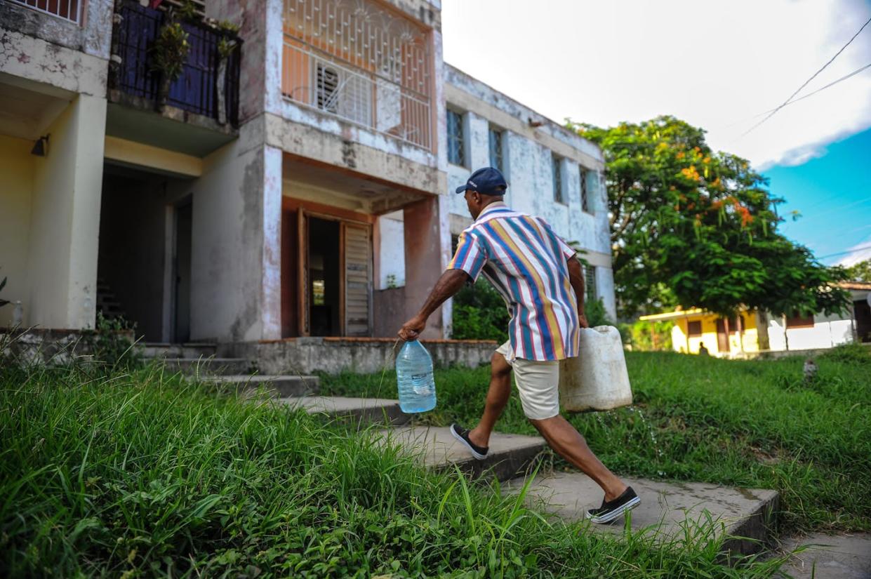 La escasez de agua pública ha obligado a la población a buscar alternativas en muchas de las islas, incluida Cuba. <a href="https://www.gettyimages.com/detail/news-photo/man-carries-cans-with-water-in-the-consolacion-del-sur-news-photo/484662594" rel="nofollow noopener" target="_blank" data-ylk="slk:Yamil Lage/AFP via Getty Images;elm:context_link;itc:0;sec:content-canvas" class="link ">Yamil Lage/AFP via Getty Images</a>