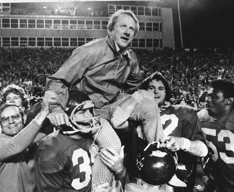 <p>Frank Broyles (1924-2017): Hall of Fame football coach at Arkansas, where he won the 1964 national championship. </p>