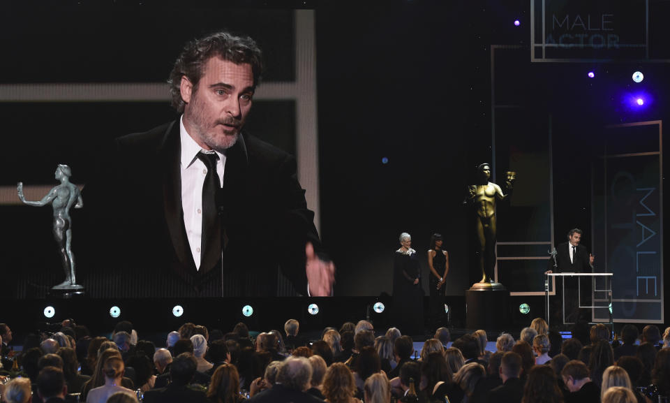 Joaquin Phoenix recibe el Premio SAG al mejor actor, por "Joker", el domingo 19 de enero del 2020 en Los Angeles. (AP Foto/Chris Pizzello)