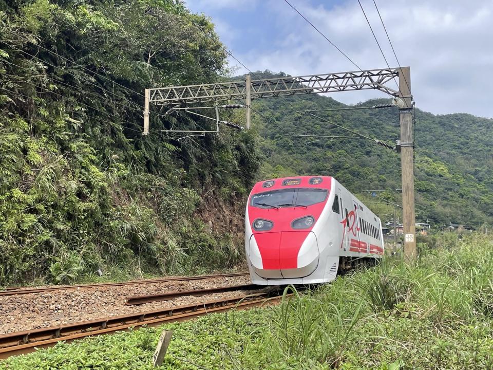 幾乎與鐵道平行的瑞猴自行車道，穿越猴硐舊隧道群後還可與火車同行。   圖：新北市觀旅局提供