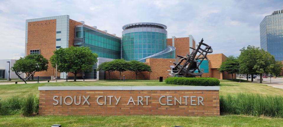 The lawn of the Sioux City Art Center, across the street from the former Rodeway Inn where the ride that became RAGBRAI started, will host a commemorative sculpture.