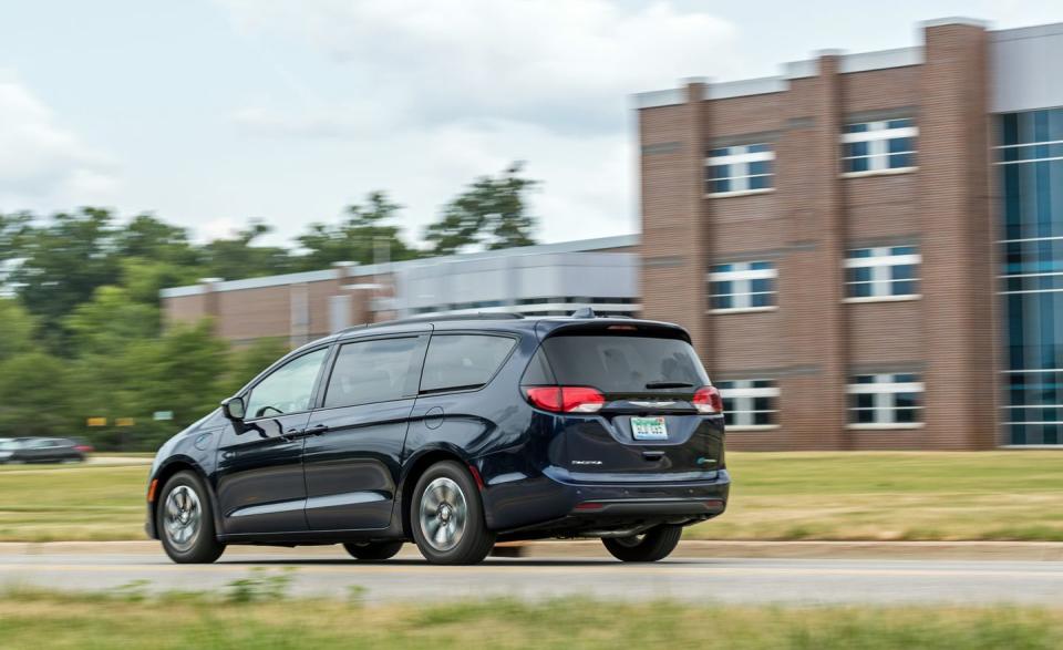 <p>2018 Chrysler Pacifica hybrid</p>