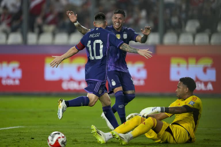 Lionel Messi se abraza con Enzo Fernández, tras convertir el 1 a 0 parcial ante Perú