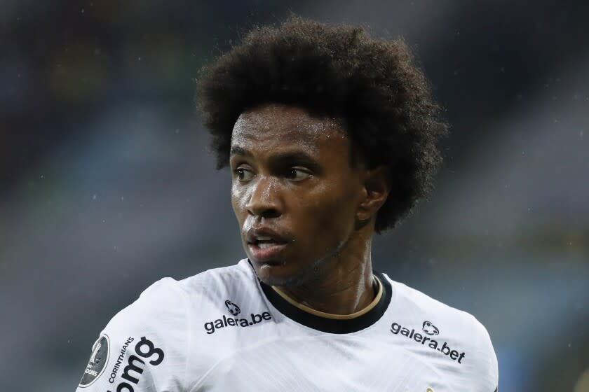 En foto del martes 9 de agosto del 2022, Willian de Corinthians durante el encuentro de vuelta de cuartos de final de la Copa Libertadores ante el Flamengo en el Maracaná. El viernes 12 de agosto del 2022, Willian deja al Corinthians por las amenazas a él y su familia de parte de algunos aficionados. (AP Foto/Bruna Prado)