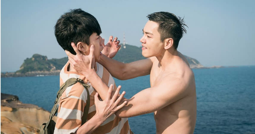 《我家浴缸的二三事》孬孬高中生蔡凡熙（左）莫名撿到一條「胸」猛人魚禾浩辰（右），被他纏著不放。（圖／羚邦集團）