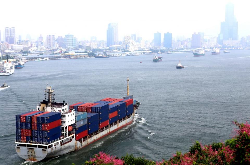 高雄港今年營收及貨櫃裝卸量仍穩定成長。<br />（記者許正雄攝）
