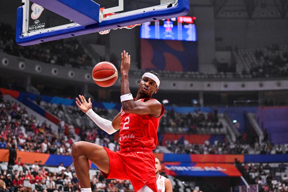 Shai Gilgeous-Alexander能投善切，還可以在吸引到包夾後製造空擋給隊友。（Photo by ADEK BERRY / AFP) (Photo by ADEK BERRY/AFP via Getty Images）