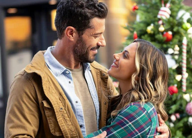 53 Best Romantic Christmas Movies to Watch In 2023 - PureWow