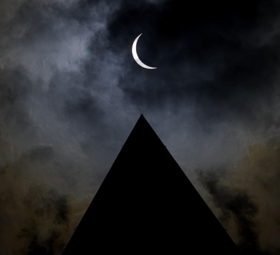 Während der Sonnenfinsternis in Washington zieht der Mond über der Spitze des Washington Monuments vor der Sonne vorbei. (Foto: Bill Ingalls/NASA/AP/dpa) 