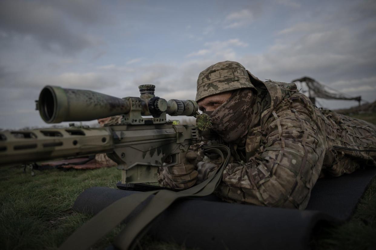 Ein Scharfschütze der 108. Territorialen Verteidigungsbrigade der ukrainischen Armee zielt während einer militärischen Ausbildung nahe der Frontlinie in der Ukraine im November 2023. - Copyright: Ozge Elif Kizil/Anadolu via Getty Images