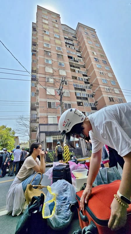 花蓮吉安山海觀大樓住戶返家取物（1） 花蓮近海發生強震，位於吉安鄉的山海觀大樓建物外 觀出現裂痕、磁磚剝離，結構技師已發出危樓紅單警 示，住戶4日頭戴安全帽，依序回家拿取重要物品。 中央社記者董俊志攝  113年4月4日 