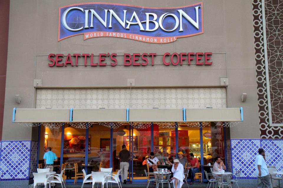 6) Cinnabon low-key bakes empty cookie sheets to attract customers.