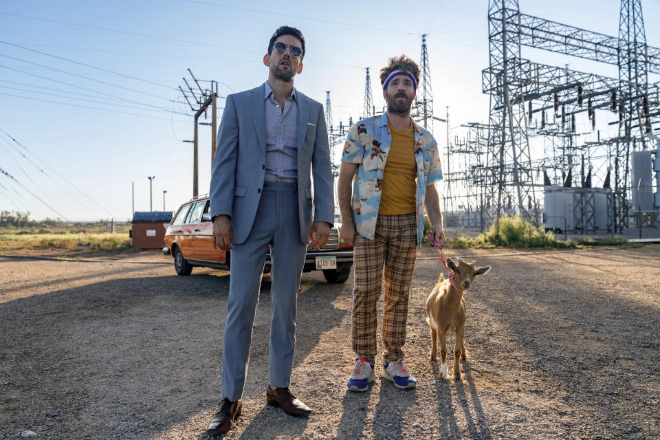 En esta imagen proporcionada por Focus Features Luis Gerardo Méndez, izquierda, y Connor Del Río en una escena de "Half Brothers". (John Golden Britt/Focus Features via AP)