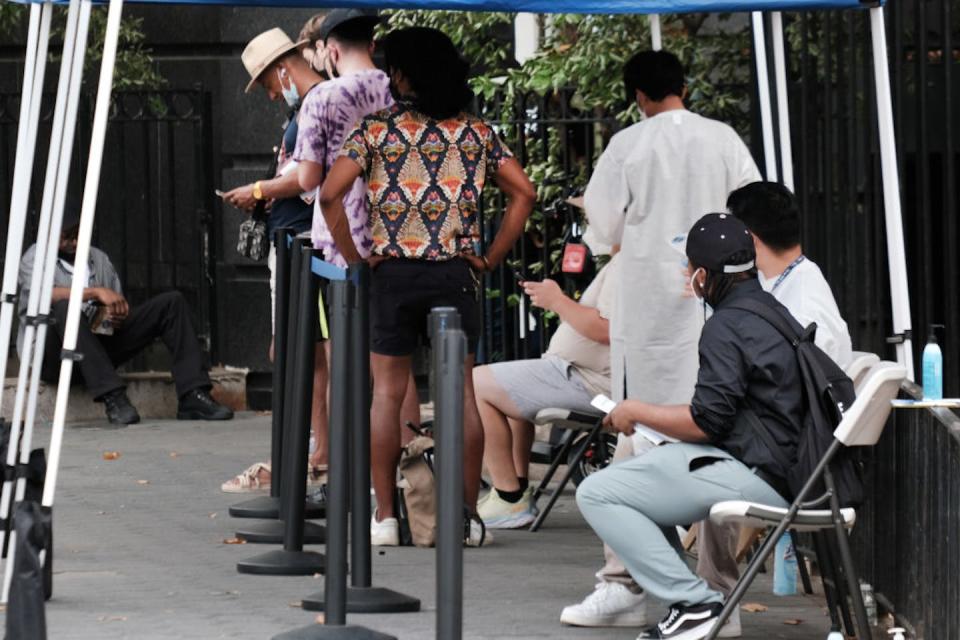 Prioritizing at-risk groups to get vaccinated can help control the spread of the virus. <a href="https://www.gettyimages.com/detail/news-photo/healthcare-workers-with-new-york-city-department-of-health-news-photo/1411672704" rel="nofollow noopener" target="_blank" data-ylk="slk:Spencer Platt/Getty Images News via Getty Images;elm:context_link;itc:0;sec:content-canvas" class="link ">Spencer Platt/Getty Images News via Getty Images</a>