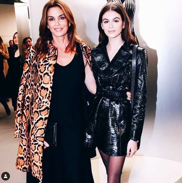 Cindy Crawford et son manteau imprimé léopard