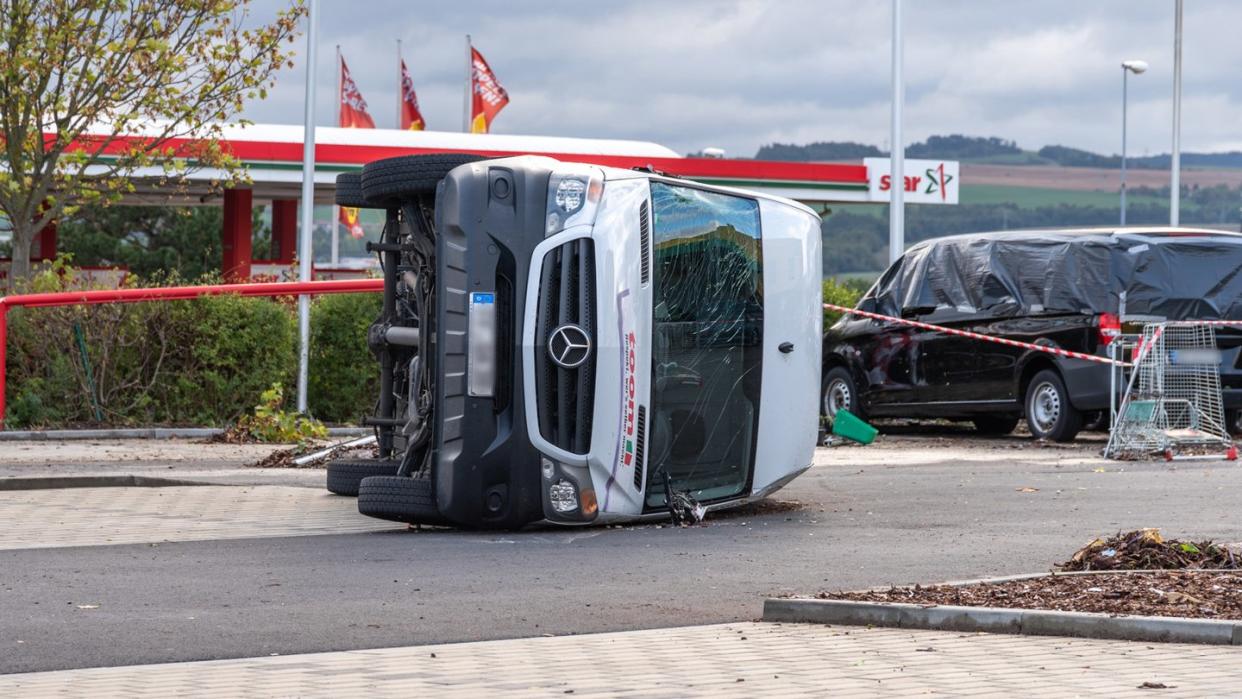 Der geparkte Transporter war der Wucht des des Sturmtiefs «Fabienne» nicht gewachsen. Foto: Johannes Krey